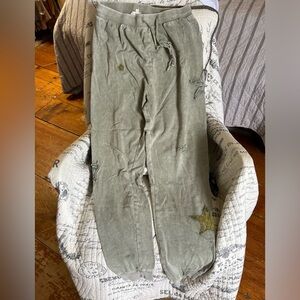 Easel size M green joggers. Super soft!